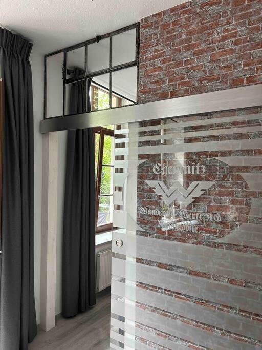 Ruhige Wohnung Im Fabrikstil In เคมนิตซ์ ภายนอก รูปภาพ